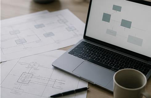 Tekniske diagrammer ved en laptop